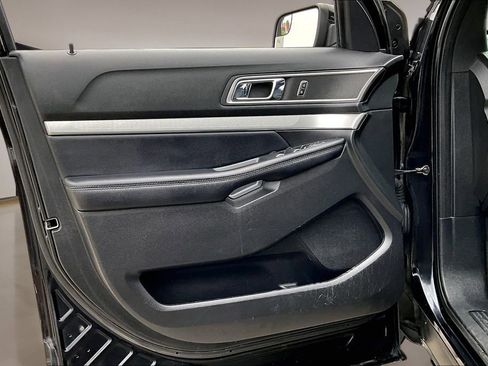 Used 2017 Ford Explorer XLT w/ Equipment Group 202A FWD image 18