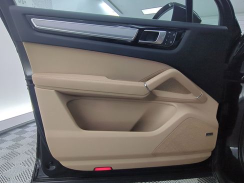 Used 2023 Porsche Cayenne E-Hybrid image 30