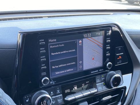 Used 2021 Toyota Highlander XLE image 4