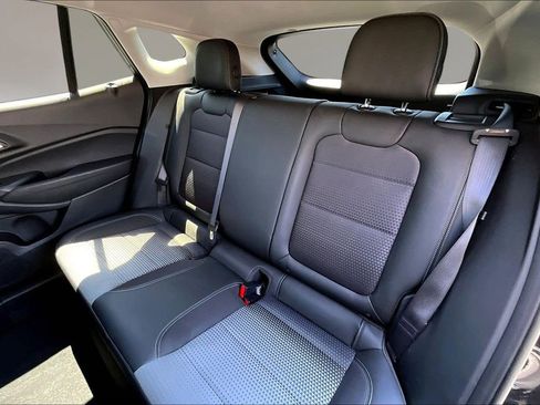 Used 2025 Chevrolet Trax LT FWD image 18