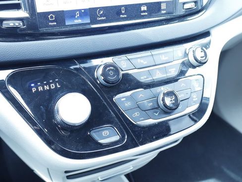 Certified 2023 Chrysler Pacifica Touring-L FWD image 32
