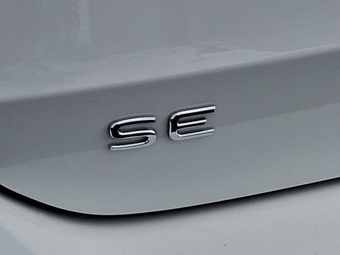 Used 2025 Volkswagen Taos SE image 31