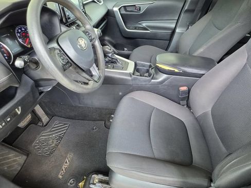 Used 2020 Toyota RAV4 LE FWD image 6