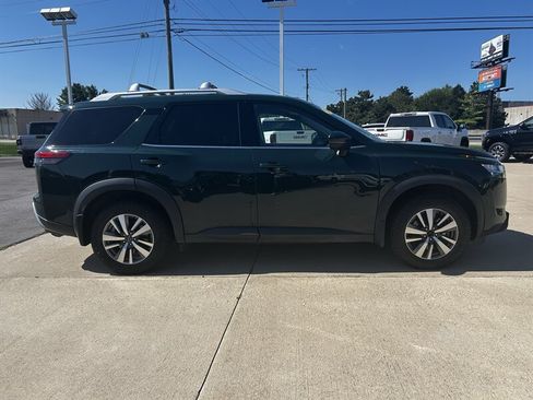 Used 2023 Nissan Pathfinder SL AWD/4WD image 2