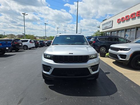 New 2025 Jeep Grand Cherokee Altitude image 2