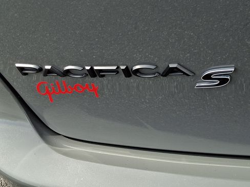 Used 2025 Chrysler Pacifica Limited FWD image 31