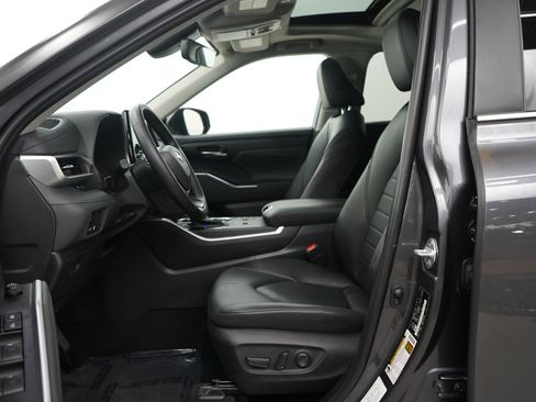 Used 2024 Toyota Highlander XLE image 18