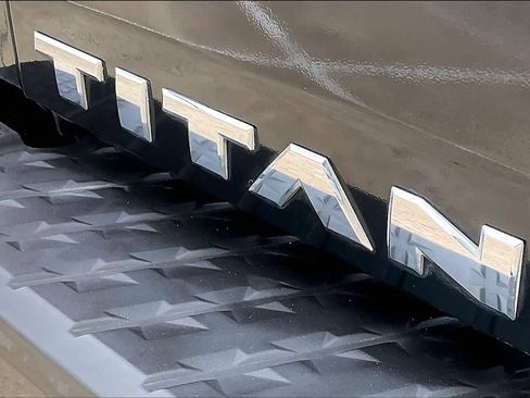 Used 2017 Nissan Titan SV image 9