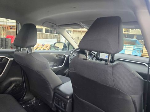 Used 2021 Toyota RAV4 LE image 15