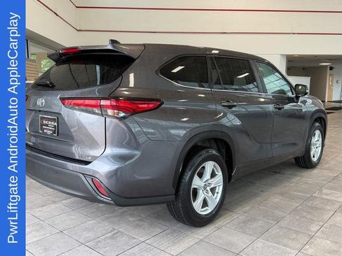 Used 2023 Toyota Highlander LE FWD image 3