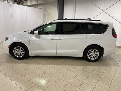Used 2022 Chrysler Pacifica Touring-L image 2
