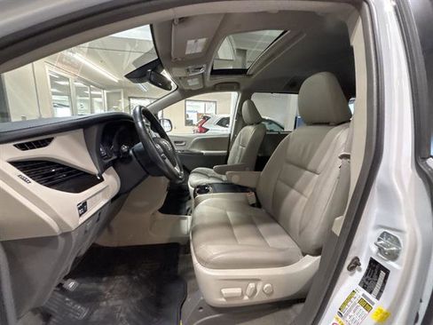 Used 2019 Toyota Sienna XLE image 17