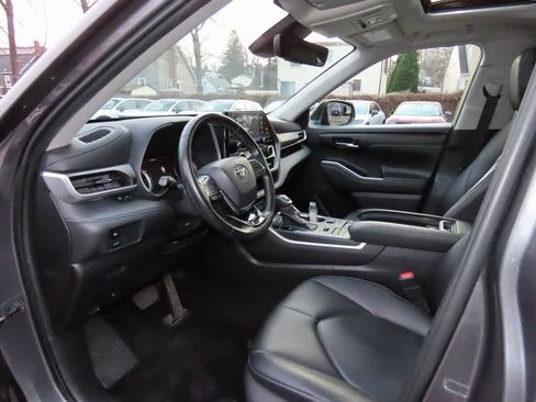 Used 2020 Toyota Highlander XLE image 2