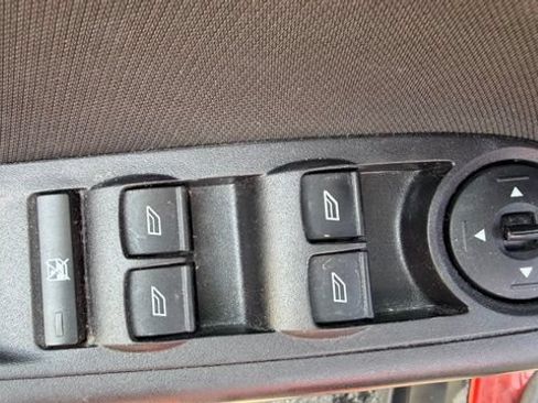 Used 2018 Ford Focus SE w/ Cold Weather Package FWD image 16