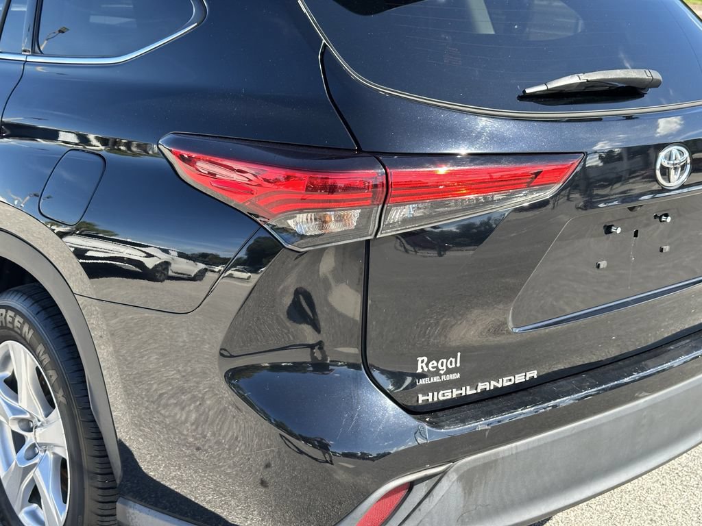 Used 2022 Toyota Highlander LE FWD image 11