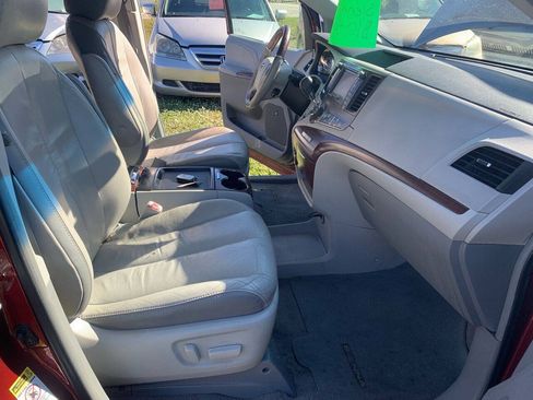 Used 2011 Toyota Sienna Limited w/ LTD Navigation Pkg FWD image 13