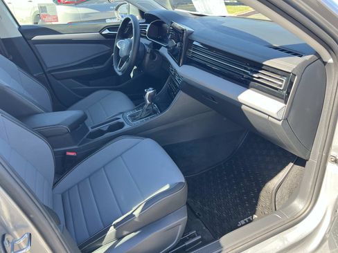 Certified 2025 Volkswagen Jetta SE image 27