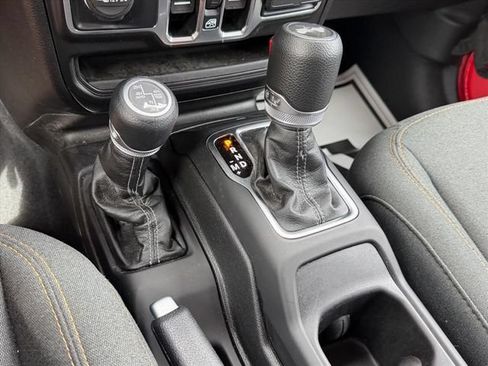 Used 2025 Jeep Wrangler Unlimited Sahara AWD/4WD image 25