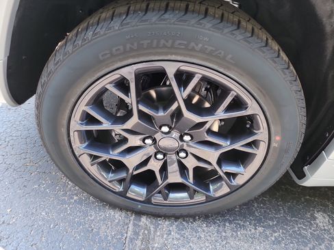 New 2025 Jeep Grand Cherokee Summit image 32