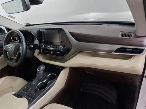 Used 2022 Toyota Highlander XLE AWD/4WD image 33