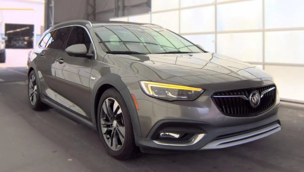 Used 2018 Buick Regal Essence w/ Driver Confidence Package #1 AWD/4WD image 2