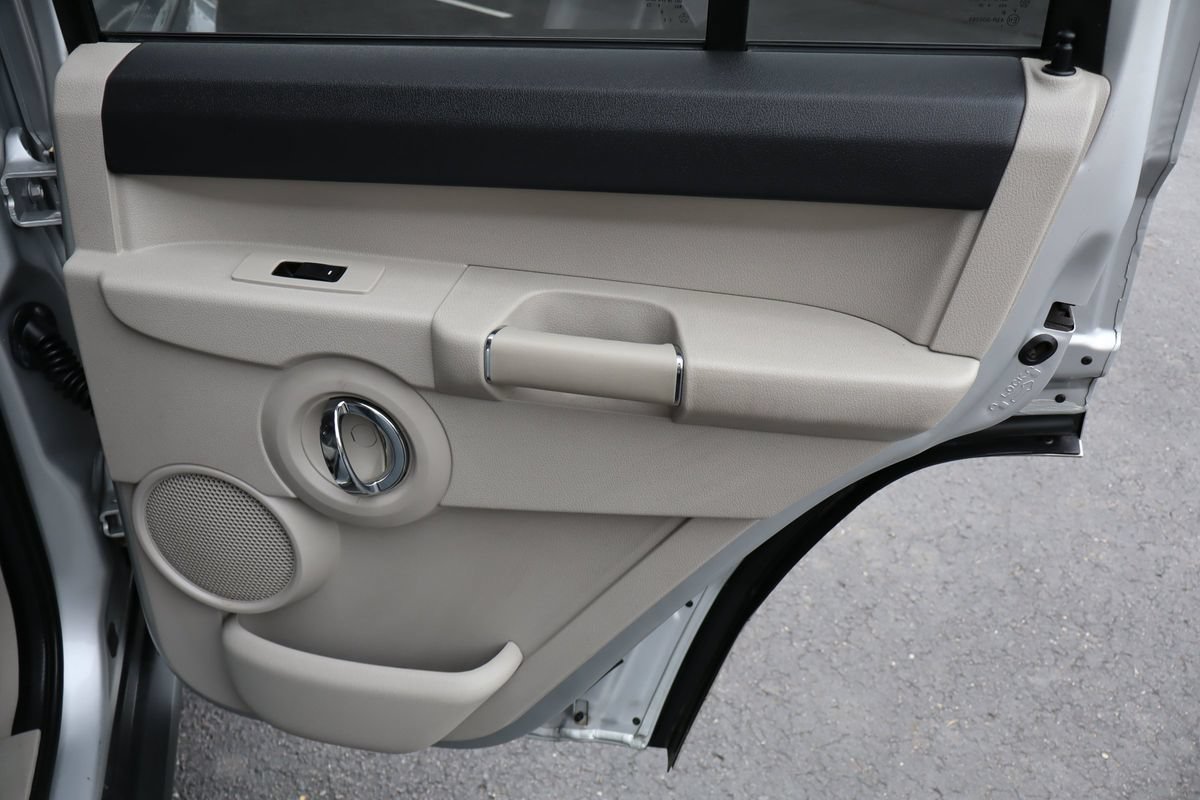 Used 2006 Jeep Commander Limited w/ Trailer Tow Group IV AWD/4WD image 23