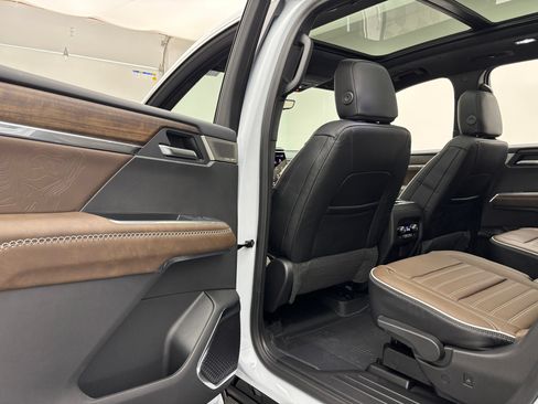 New 2027 GMC Acadia Denali Ultimate w/ LPO, Floor Liner Package AWD/4WD image 46