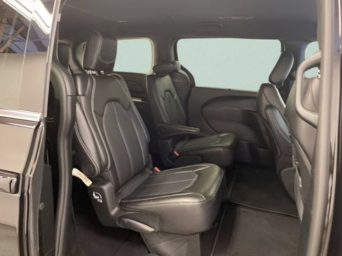 Used 2025 Chrysler Pacifica Select AWD/4WD image 27
