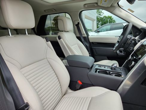 Certified 2024 Land Rover Discovery S image 16