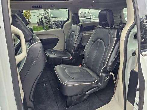 Used 2023 Chrysler Pacifica Limited FWD image 18