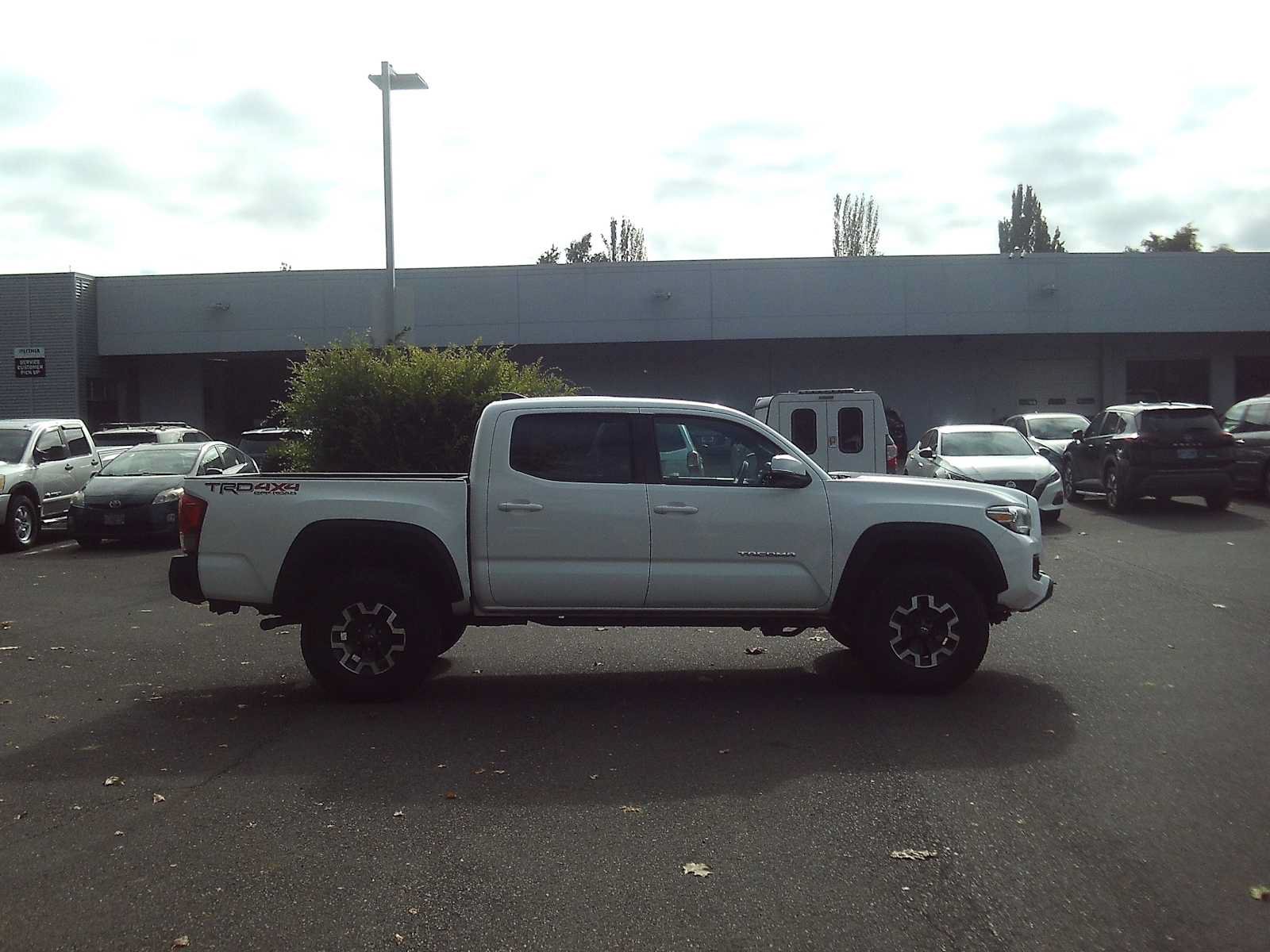 Used 2016 Toyota Tacoma TRD Off-Road w/ Towing Package AWD/4WD image 6