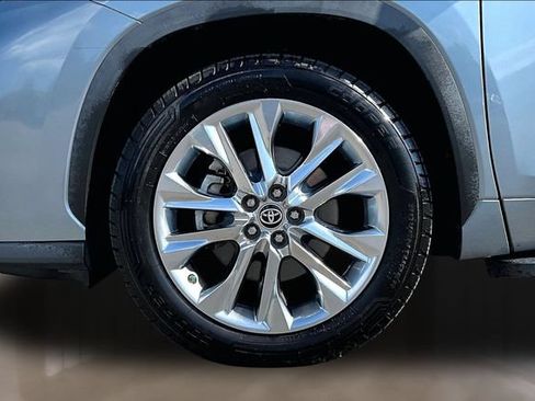 Used 2020 Toyota Highlander Limited FWD image 29