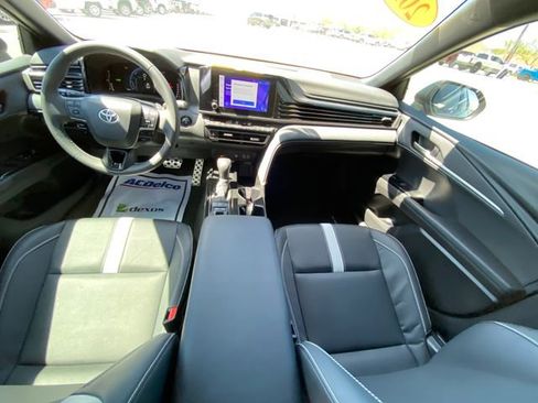 Used 2025 Toyota Camry SE w/ Convenience Package image 15