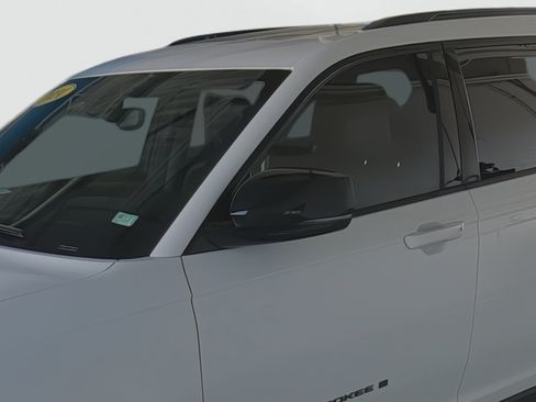 Used 2024 Jeep Grand Cherokee L Altitude AWD/4WD image 8