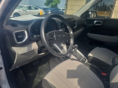 Used 2025 Hyundai Venue SEL FWD image 7