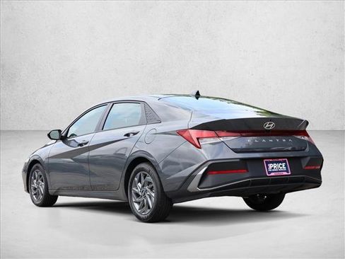 Used 2024 Hyundai Elantra SEL FWD image 7