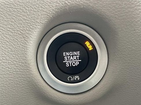 Used 2024 Chrysler Pacifica Touring-L image 24