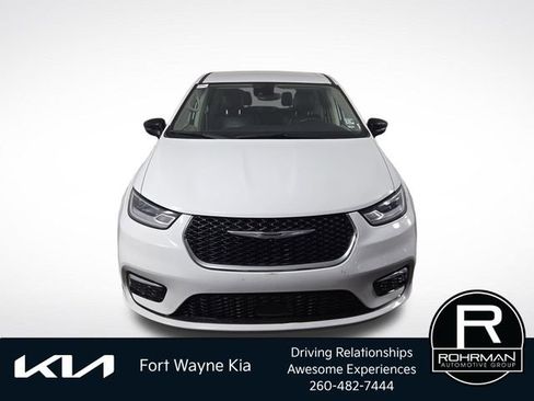 Used 2024 Chrysler Pacifica Limited FWD image 3