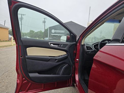Used 2019 Ford Edge SEL w/ Equipment Group 201A FWD image 4