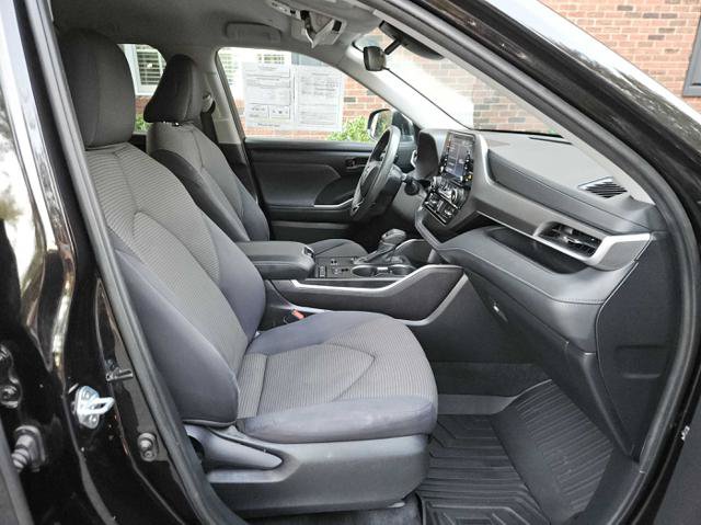 Used 2021 Toyota Highlander L FWD image 31