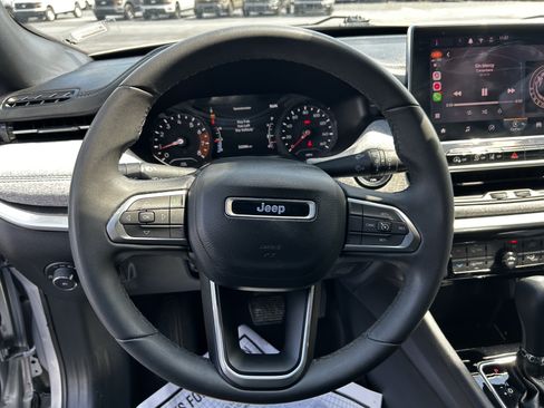 Used 2024 Jeep Compass Latitude AWD/4WD image 12