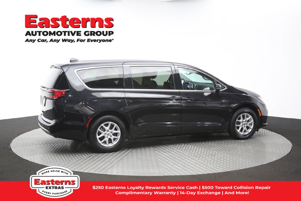 Used 2023 Chrysler Pacifica Touring-L FWD image 46