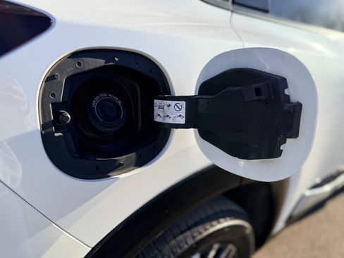 Used 2025 Nissan Rogue Platinum image 32