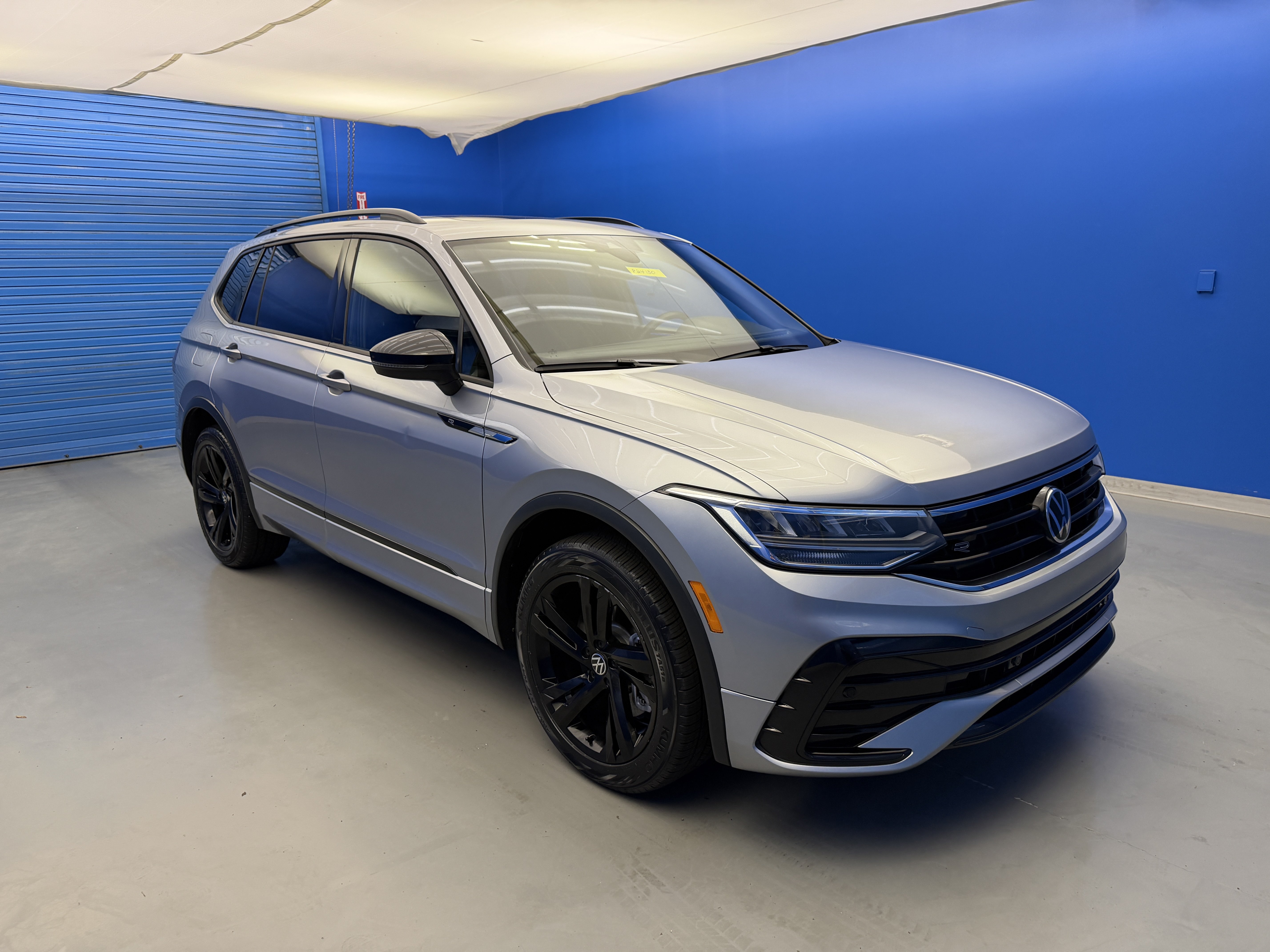 Used 2023 Volkswagen Tiguan SE R-Line FWD image 2