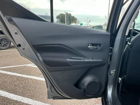 Used 2022 Nissan Kicks SV image 11