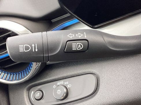 Used 2025 Chevrolet Trax LT w/ LT Convenience Package image 28