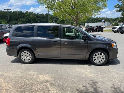 Used 2018 Dodge Grand Caravan SE w/ UConnect Hands-Free Group FWD image 9