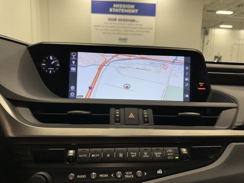 Used 2019 Lexus ES 300h Ultra Luxury image 24