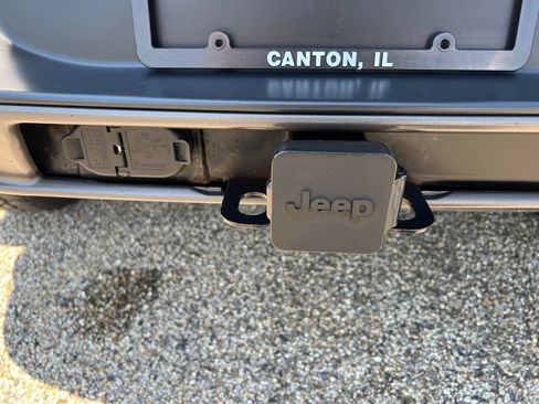 Used 2016 Jeep Cherokee Trailhawk w/ Comfort/Convenience Group AWD/4WD image 18