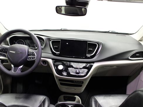 Used 2023 Chrysler Pacifica Touring-L FWD image 20